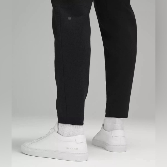 Lululemons Men’s Large Textured Spacer Classic-Tapered Pant - Picture 6 of 12